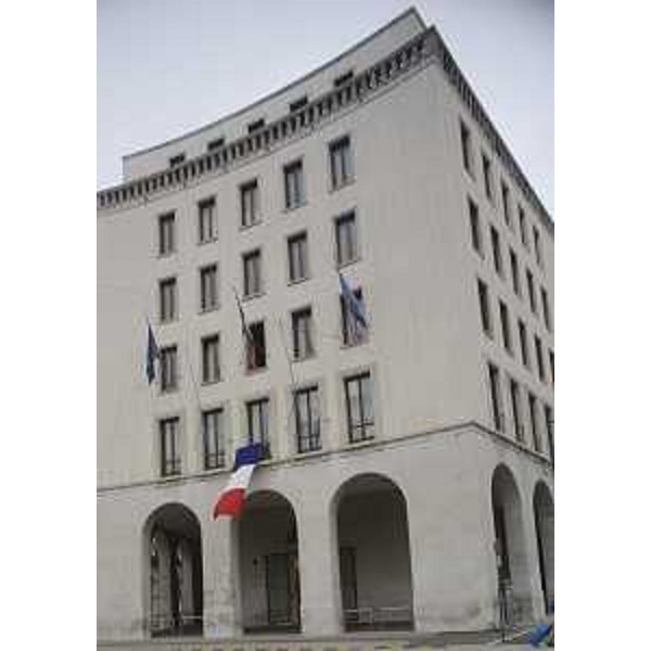 La bandiera francese esposta sul Palazzo del Consiglio regionale del FVG in ricordo delle vittime degli attentati del 13 scorso a Parigi - Trieste 17/11/2015