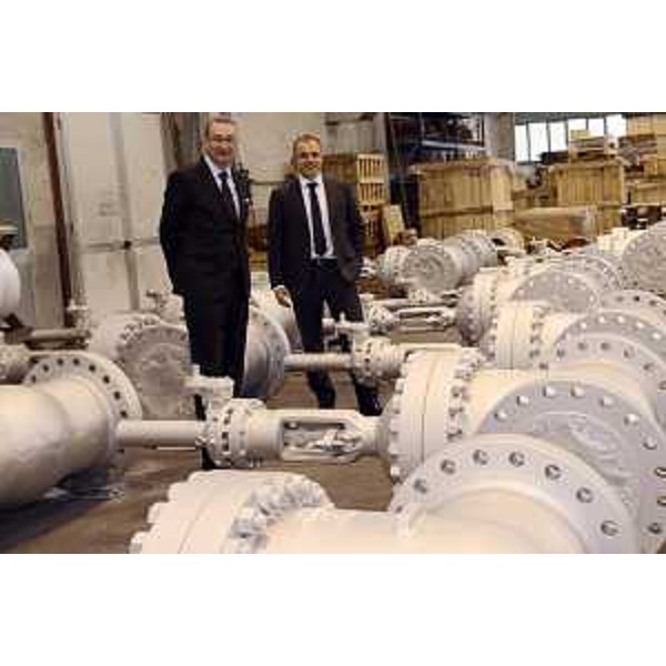 Sergio Bolzonello (Vicepresidente Regione FVG e assessore Attività produttive) e Luca Farina (Titolare e amministratore delegato Orion S.p.A.) nello stabilimento della Orion Steel Valves - Trieste 18/11/2015