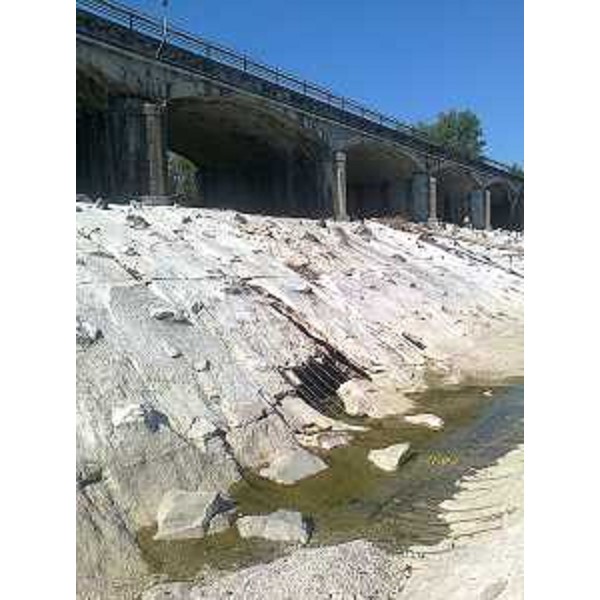 L'opera trasversale posta a valle del ponte stradale e ferroviario sul torrente Torre, al confine tra i comuni di Udine e Remanzacco, che sarà interessata da un intervento di stabilizzazione - 19/11/2015