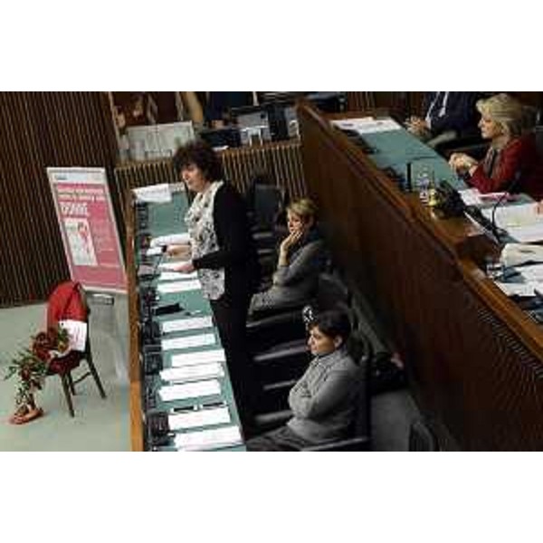 Loredana Panariti (Assessore regionale Pari Opportunità) interviene nell'Aula del Consiglio regionale del FVG che ha aderito all'iniziativa "Posto Occupato" per celebrare la "Giornata internazionale contro la violenza sulle donne" (25 novembre) - Trieste 19/11/2015