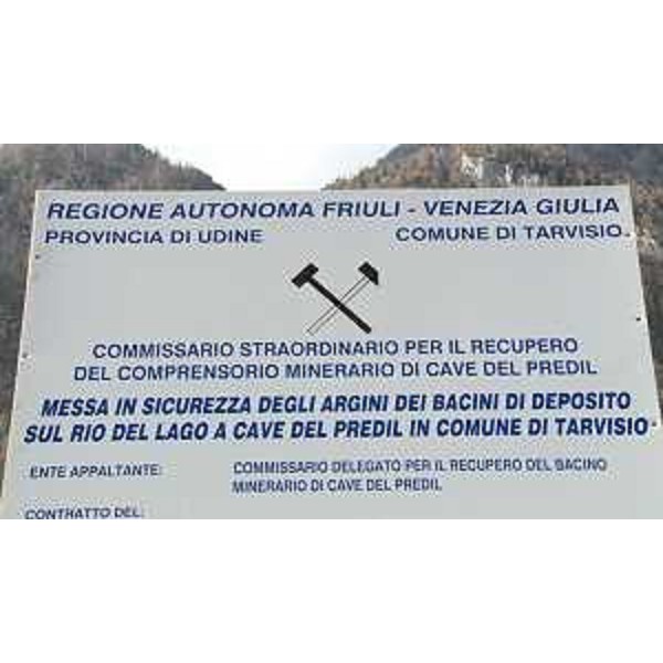 Cartello dei lavori di messa in sicurezza degli argini dei bacini di deposito sul Rio del Lago a Cave del Predil in comune di Tarvisio - 20/11/2015