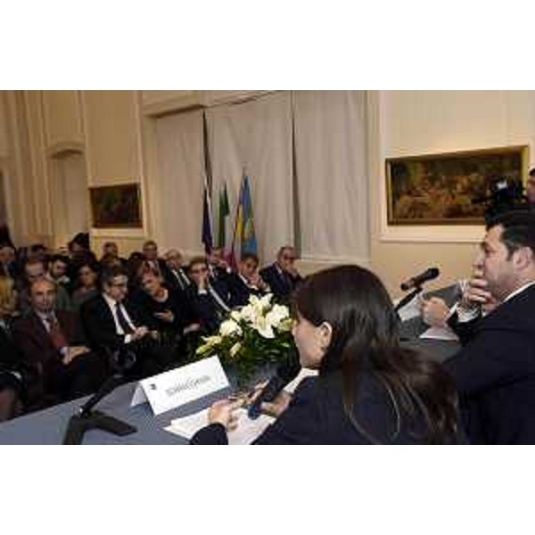 Debora Serracchiani (Presidente Regione Friuli Venezia Giulia) e Franco Iacop (Presidente Consiglio regionale FVG e coordinatore Conferenza presidenti Assemblee legislative Regioni e Province autonome) al convegno sulla finanza pubblica, durante l'Assemblea plenaria dei Consigli regionali - Gorizia 20/11/2015