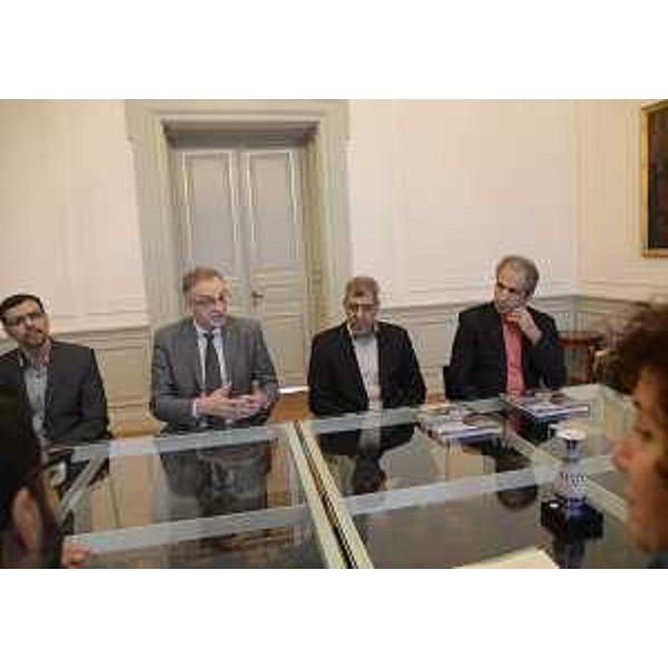 Tavolo dell'incontro di Maurizio Fermeglia (Rettore Università Trieste) e Loredana Panariti (Assessore regionale Ricerca e Università) con la delegazione dell'Università Sharif di Teheran, nel Palazzo della Regione FVG - Trieste 23/11/2015