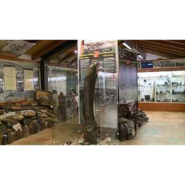 Allestimento della mostra "San Martino e l'albero storto: c'era un volta. Storie da una trincea", al Museo della Grande Guerra - San Martino del Carso 23/11/2015