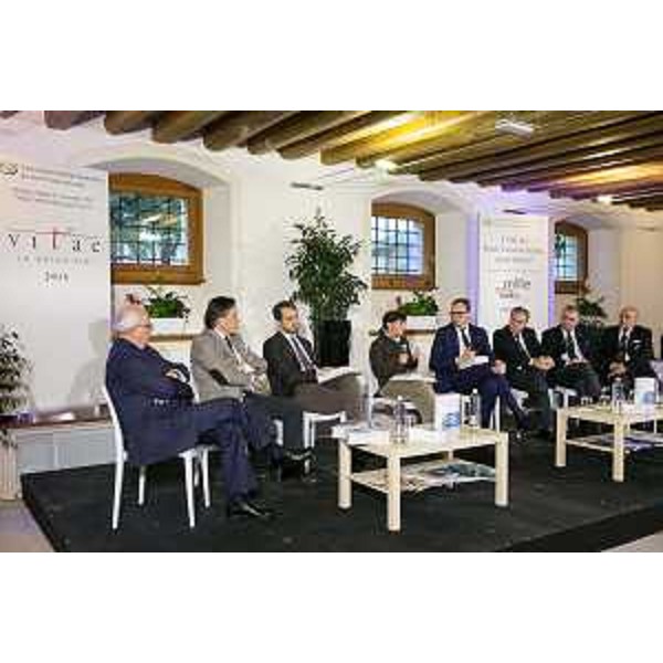Cristiano Shaurli (Assessore regionale Risorse agricole e forestali), Debora Serracchiani (Presidente Regione Friuli Venezia Giulia) e Tommaso Cerno (Direttore Messaggero Veneto, moderatore) al dibattito "I vini del Friuli Venezia Giulia, quale futuro?", organizzato nell'ambito dell'evento "Mille ottimi motivi per esserci" dell'Associazione Italiana Sommelier (AIS) del FVG - Merlana di Trivignano Udinese 21/11/2015