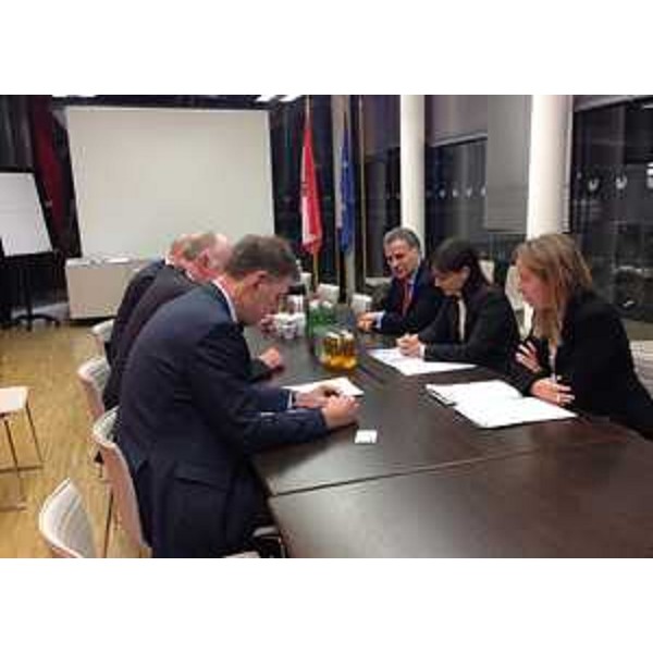 Debora Serracchiani (Presidente Regione Friuli Venezia Giulia), accompagnata da Giorgio Marrapodi (Ambasciatore d'Italia a Vienna), incontra Wolfgang Nolz (Presidente consiglio sorveglianza Hypo Alpe Adria Bank Bundesholding), Florian Schumi (Membro consiglio direttivo Hypo Alpe Adria Bank Bundesholding e presidente board Hypo Bank Italia) e Alfred Lejsek (Vicedirettore generale e responsabile Affari bancari Ministero Finanze Austria) - Vienna 25/11/2015