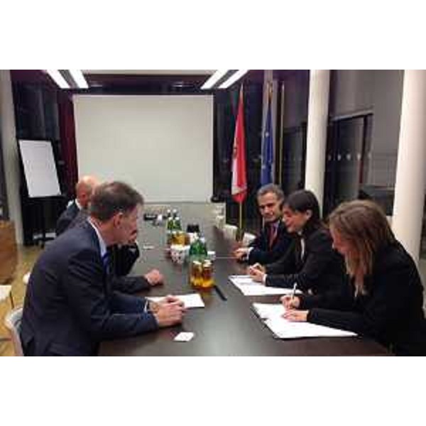 Debora Serracchiani (Presidente Regione Friuli Venezia Giulia), accompagnata da Giorgio Marrapodi (Ambasciatore d'Italia a Vienna), incontra Wolfgang Nolz (Presidente consiglio sorveglianza Hypo Alpe Adria Bank Bundesholding), Florian Schumi (Membro consiglio direttivo Hypo Alpe Adria Bank Bundesholding e presidente board Hypo Bank Italia) e Alfred Lejsek (Vicedirettore generale e responsabile Affari bancari Ministero Finanze Austria) - Vienna 25/11/2015