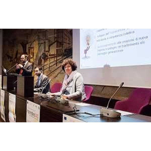 Loredana Panariti (Assessore regionale Lavoro, Formazione, Politiche giovanili), durante l'intervento di Andrea Giacomelli (Direttore Progetto Imprenderò 4.0), all'evento finale del Progetto Imprenderò 4.0, nella sede della Camera di Commercio - Udine 26/11/2015 (Foto Consorzio Friuli Formazione)