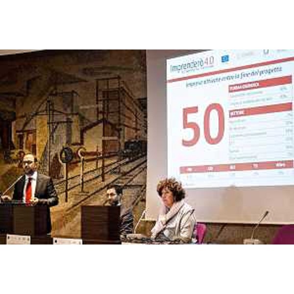 Loredana Panariti (Assessore regionale Lavoro, Formazione, Politiche giovanili), durante l'intervento di Andrea Giacomelli (Direttore Progetto Imprenderò 4.0), all'evento finale del Progetto Imprenderò 4.0, nella sede della Camera di Commercio - Udine 26/11/2015 (Foto Consorzio Friuli Formazione)