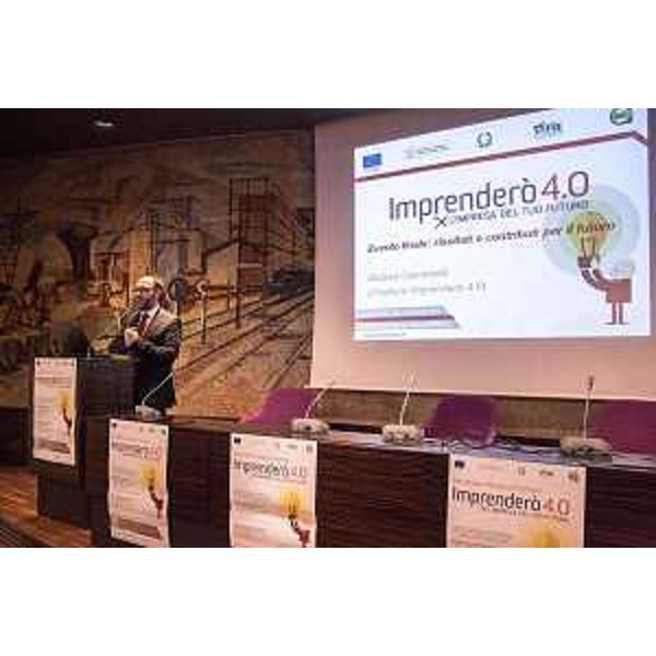 Intervento di Andrea Giacomelli (Direttore Progetto Imprenderò 4.0) all'evento finale del Progetto Imprenderò 4.0, nella sede della Camera di Commercio - Udine 26/11/2015 (Foto Consorzio Friuli Formazione)