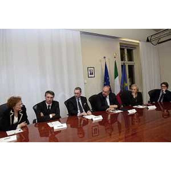 Francesca Adelaide Garufi (Prefetto Trieste), Raffaele Cantone [Presidente Autorità Nazionale Anticorruzione (ANAC)], Sergio Bolzonello (Vicepresidente Regione FVG), Roberto Cosolini (Sindaco Trieste), Maria Teresa Bassa Poropat (Presidente Provincia Trieste) e Zeno D'Agostino (Presidente Autorità Portuale Trieste), nella sede della Regione Friuli Venezia Giulia in piazza Unità d'Italia - Trieste 26/11/2015