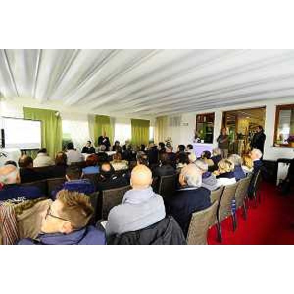 Mariagrazia Santoro (Assessore regionale Pianificazione territoriale), con Giancarlo Dal Forno (Assessore Economia e Pesca Comune Marano Lagunare) e Salvatore Benigno (Sindaco Latisana), alla cerimonia di chiusura dei lavori di dragaggio del canale Coron - Aprilia Marittima 30/11/2015