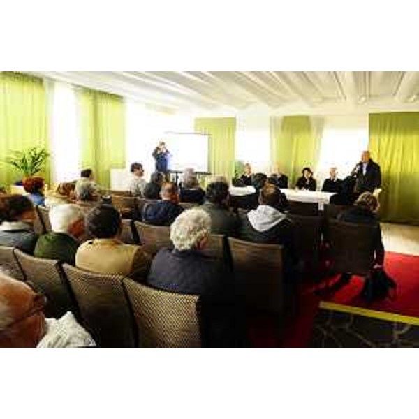 Mariagrazia Santoro (Assessore regionale Pianificazione territoriale), con Giancarlo Dal Forno (Assessore Economia e Pesca Comune Marano Lagunare) e Salvatore Benigno (Sindaco Latisana), alla cerimonia di chiusura dei lavori di dragaggio del canale Coron - Aprilia Marittima 30/11/2015