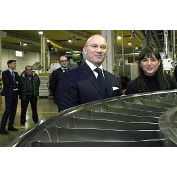 Mauro Fioretti (Amministratore delegato Pietro Rosa TBM) accompagna Debora Serracchiani (Presidente Regione Friuli Venezia Giulia) nella visita agli stabilimenti della Pietro Rosa TBM - Maniago 30/11/2015
