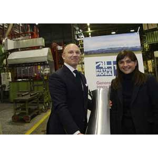 Mauro Fioretti (Amministratore delegato Pietro Rosa TBM) accompagna Debora Serracchiani (Presidente Regione Friuli Venezia Giulia) nella visita agli stabilimenti della Pietro Rosa TBM - Maniago 30/11/2015