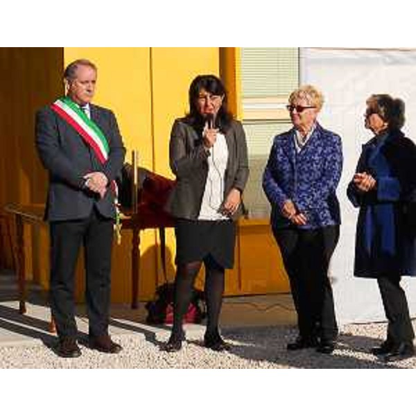 Mario Della Toffola (Sindaco Polcenigo), Mariagrazia Santoro (Assessore regionale Lavori pubblici ed Edilizia) e Renata Bagatin (Consigliere regionale) alla cerimonia per la posa della prima pietra dell'ampliamento della scuola primaria e secondaria di primo grado - Polcenigo 02/12/2015