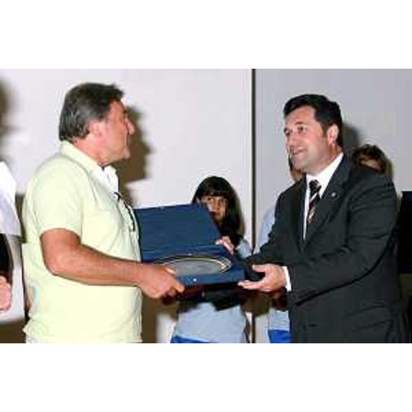 Franco Iacop (Assessore regionale per le relazioni internazionali, comunitarie e autonomie locali) consegna il premio "Aquile dello Sport" 2005 ai campioni europei (Grado, 15/06/06)