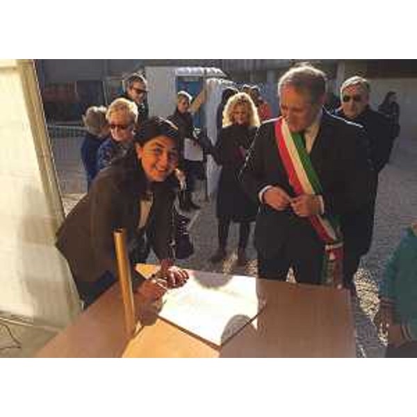 Mariagrazia Santoro (Assessore regionale Lavori pubblici ed Edilizia) e Mario Della Toffola (Sindaco Polcenigo) alla cerimonia per la posa della prima pietra dell'ampliamento della scuola primaria e secondaria di primo grado - Polcenigo 02/12/2015