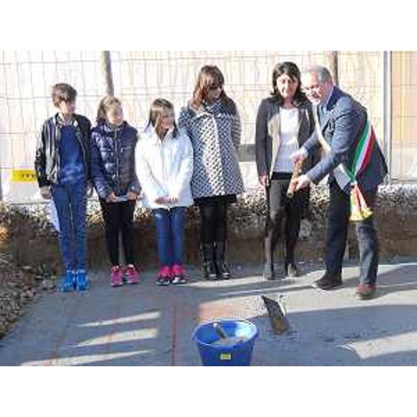 Mariagrazia Santoro (Assessore regionale Lavori pubblici ed Edilizia) e Mario Della Toffola (Sindaco Polcenigo) alla cerimonia per la posa della prima pietra dell'ampliamento della scuola primaria e secondaria di primo grado - Polcenigo 02/12/2015
