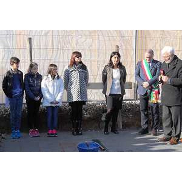Mariagrazia Santoro (Assessore regionale Lavori pubblici ed Edilizia) e Mario Della Toffola (Sindaco Polcenigo) alla cerimonia per la posa della prima pietra dell'ampliamento della scuola primaria e secondaria di primo grado - Polcenigo 02/12/2015