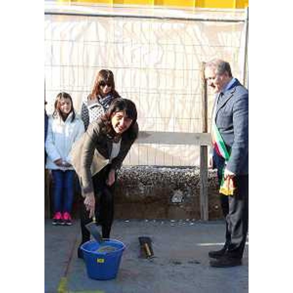 Mariagrazia Santoro (Assessore regionale Lavori pubblici ed Edilizia) e Mario Della Toffola (Sindaco Polcenigo) alla cerimonia per la posa della prima pietra dell'ampliamento della scuola primaria e secondaria di primo grado - Polcenigo 02/12/2015