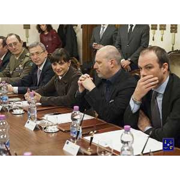 Adriano Marcolongo (Direttore centrale Salute Regione FVG), Debora Serracchiani (Presidente Regione Friuli Venezia Giulia) e Stefano Bonaccini (Presidente Regione Emilia-Romagna) al Tavolo per la firma del Protocollo d'intesa con il Ministero della Difesa per sviluppare e rafforzare sinergie tra il Servizio Sanitario Regionale (SSR) e il servizio sanitario degli Enti militari territoriali - Roma 03/12/2015 (Foto Ufficio Stampa Ministero Difesa)