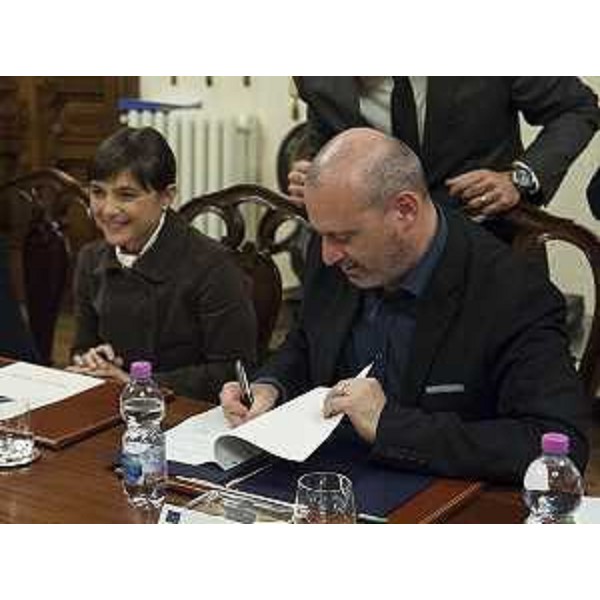 Debora Serracchiani (Presidente Regione Friuli Venezia Giulia) e Stefano Bonaccini (Presidente Regione Emilia-Romagna) al Tavolo per la firma del Protocollo d'intesa con il Ministero della Difesa per sviluppare e rafforzare sinergie tra il Servizio Sanitario Regionale (SSR) e il servizio sanitario degli Enti militari territoriali - Roma 03/12/2015 (Foto Ufficio Stampa Ministero Difesa)