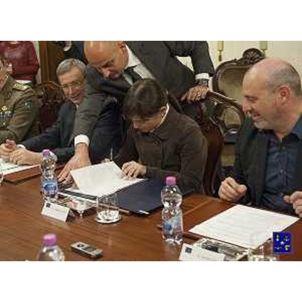 Adriano Marcolongo (Direttore centrale Salute Regione FVG), Debora Serracchiani (Presidente Regione Friuli Venezia Giulia) e Stefano Bonaccini (Presidente Regione Emilia-Romagna) al Tavolo per la firma del Protocollo d'intesa con il Ministero della Difesa per sviluppare e rafforzare sinergie tra il Servizio Sanitario Regionale (SSR) e il servizio sanitario degli Enti militari territoriali - Roma 03/12/2015 (Foto Ufficio Stampa Ministero Difesa)