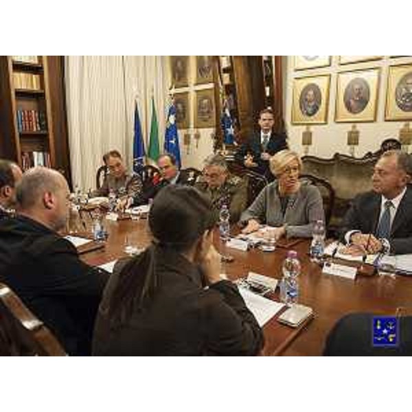 Roberta Pinotti (Ministro Difesa) al Tavolo per la firma del Protocollo d'intesa tra Ministero e Regioni Emilia-Romagna e Friuli Venezia Giulia per sviluppare e rafforzare sinergie tra il Servizio Sanitario Regionale (SSR) e il servizio sanitario degli Enti militari territoriali - Roma 03/12/2015 (Foto Ufficio Stampa Ministero Difesa)