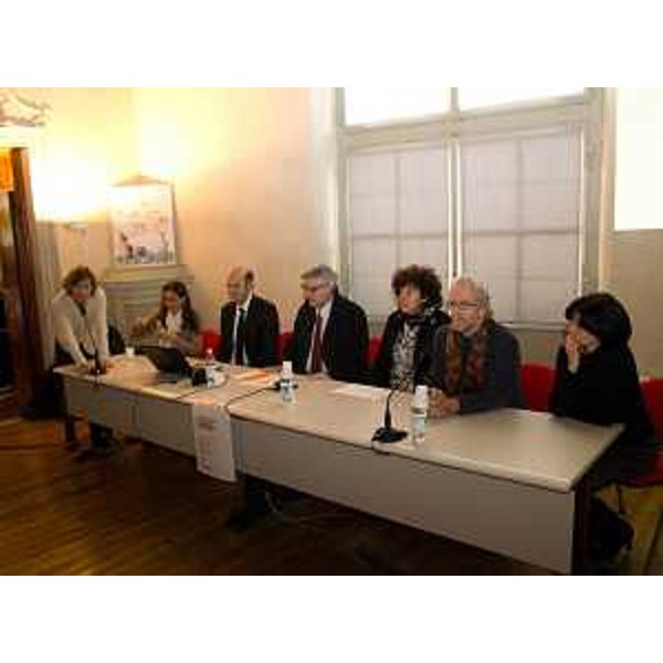 Rita Auriemma [Direttore Istituto Regionale per il Patrimonio Culturale (IRPaC)], Marco Sartor (Delegato Placement UniUD), Alberto Felice De Toni (Rettore Università Udine), Loredana Panariti (Assessore regionale Università), Neil Harris (Direttore Dipartimento Storia e Tutela Beni culturali UniUd) e Laura Pani (Vicedirettore vicario Dipartimento Studi umanistici UniUd) all'incontro con gli studenti del Polo umanistico UniUd sul tema "Progettare il futuro, orientare lo studio" - Udine 03/12/2015 (Foto UniUd)