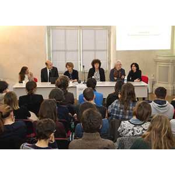 Rita Auriemma [Direttore Istituto Regionale per il Patrimonio Culturale (IRPaC)], Marco Sartor (Delegato Placement UniUD), Laura Rizzi (Delegata Orientamento e Tutorato UniUd), Loredana Panariti (Assessore regionale Università), Neil Harris (Direttore Dipartimento Storia e Tutela Beni culturali UniUd) e Laura Pani (Vicedirettore vicario Dipartimento Studi umanistici UniUd) all'incontro con gli studenti del Polo umanistico UniUd sul tema "Progettare il futuro, orientare lo studio" - Udine 03/12/2015 (Foto UniUd)