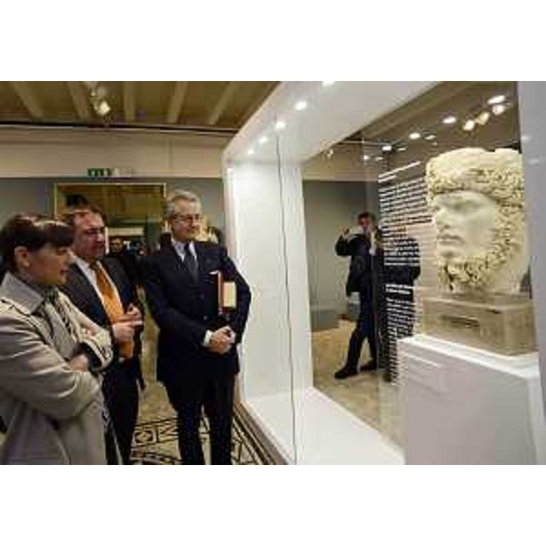 Debora Serracchiani (Presidente Regione Friuli Venezia Giulia), Cristiano Tiussi e Antonio Zanardi Landi (Direttore e presidente Fondazione Aquileia) all'inaugurazione della mostra "Il Bardo ad Aquileia", al Museo Archeologico Nazionale - Aquileia 05/12/2015