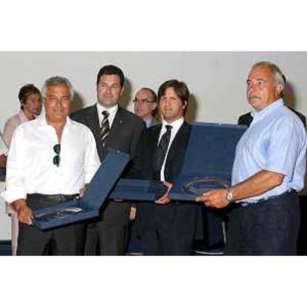 Franco Iacop (Assessore regionale per le relazioni internazionali, comunitarie e autonomie locali) consegna il premio "Aquile dello Sport" 2005 ai campioni europei (Grado, 15/06/06)