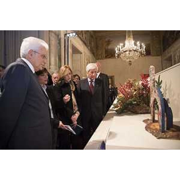 Sergio Mattarella (Presidente Repubblica Italiana) e Debora Serracchiani (Presidente Regione Friuli Venezia Giulia) davanti all'opera "Notte silenziosa", dell'artista Lorenzo Boemo, all'inaugurazione della mostra "Presepi d'Italia. Le tradizioni regionali al Quirinale" - Roma 10/12/2015 (Foto Francesco Ammendola)