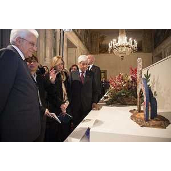 Sergio Mattarella (Presidente Repubblica Italiana) e Debora Serracchiani (Presidente Regione Friuli Venezia Giulia) davanti all'opera "Notte silenziosa", dell'artista Lorenzo Boemo, all'inaugurazione della mostra "Presepi d'Italia. Le tradizioni regionali al Quirinale" - Roma 10/12/2015 (Foto Francesco Ammendola)