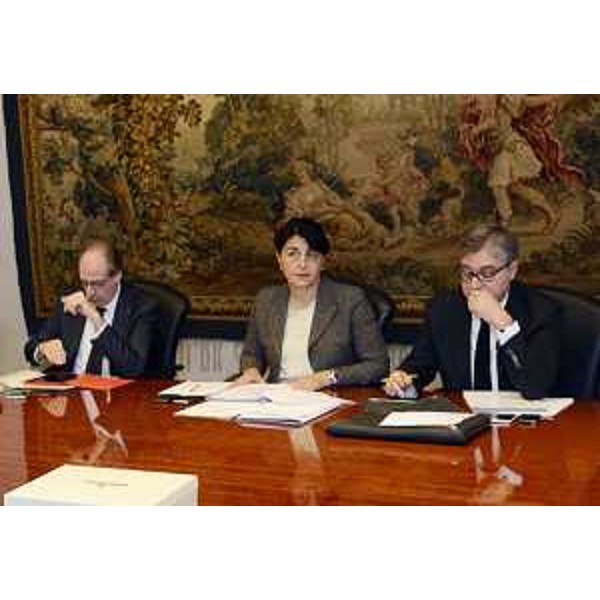 Gli assessori regionali Gianni Torrenti (Cultura, Sport e Solidarietà), Mariagrazia Santoro (Infrastrutture, Mobilità, Pianificazione territoriale, Lavori pubblici, Edilizia) e Francesco Peroni (Finanze, Patrimonio, Coordinamento e Programmazione Politiche economiche e comunitarie) durante la riunione della Giunta regionale - Trieste 11/12/2015