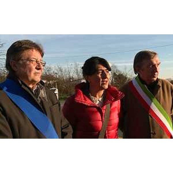 Enrico Gherghetta (Presidente Provincia Gorizia), Mariagrazia Santoro (Assessore regionale Infrastrutture, Mobilità, Lavori pubblici) e Roberto Fontanot (Sindaco Ronchi) alla cerimonia di consegna dei lavori di "sistemazione a rotatoria" del chilometro 122+300 della statale 14, in comune di Ronchi, all'incrocio con via Tambarin (per la realizzazione del Polo intermodale) - Ronchi dei Legionari (GO) 11/12/2015