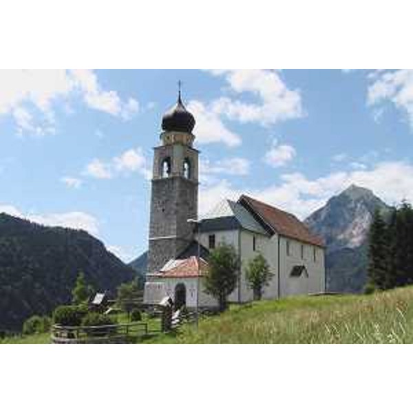 Chiesa e campanile di Frassenetto, Frazione di Forni Avoltri (Udine). Foto: Archivio del Corpo forestale regionale - Marco Pradella