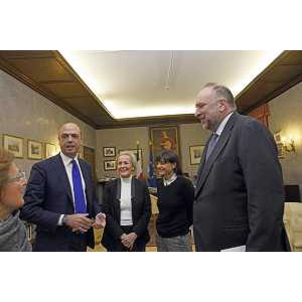Francesca Adelaide Garufi (Prefetto Trieste), Angelino Alfano (Ministro Interno), Maria Teresa Bassa Poropat (Presidente Provincia Trieste), Debora Serracchiani (Presidente Regione Friuli Venezia Giulia) e Roberto Cosolini (Sindaco Trieste), nella sede della Prefettura - Trieste 11/12/2015