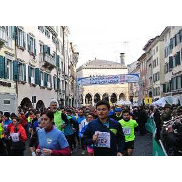 Paolo Panontin (Assessore regionale Autonomie locali) alla "Staffetta Telethon 24x1 ora" - Udine 12/12/2015
