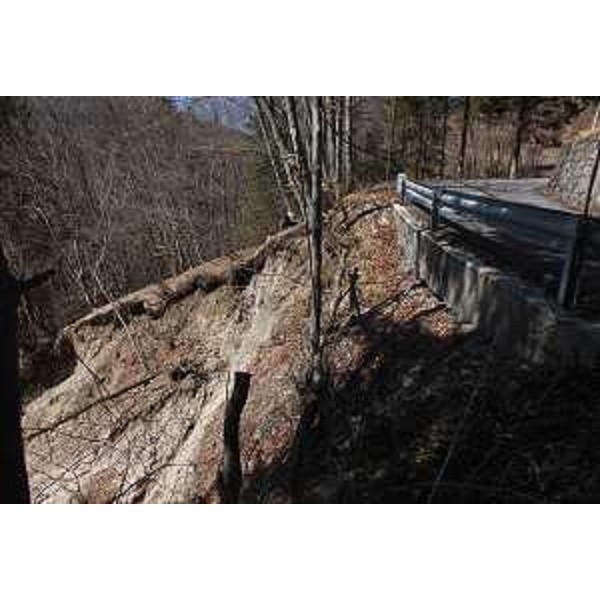 La scarpata sottostante la strada comunale tra Vinaio e Val di Lauco che sarà oggetto di un intervento urgente della Protezione civile del FVG per la mitigazione del rischio idraulico e geomorfologico - 14/12/2015