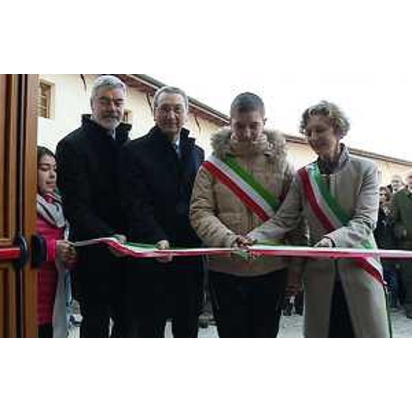 Paolo Panontin (Assessore regionale Autonomie locali), Sergio Bolzonello (Vicepresidente Regione FVG), un rappresentante del Consiglio comunale dei Ragazzi e Lavinia Clarotto (Sindaco Casarsa) all'inaugurazione dei lavori di riqualificazione del Palazzo Burovich de Zmajevich, sede del Comune - Casarsa della Delizia 12/12/2015