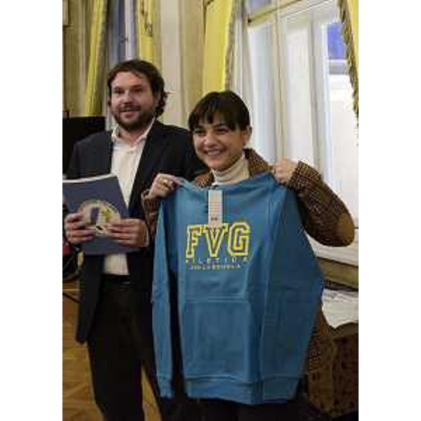 Emiliano Edera (Presidente Sezione FIDAL Trieste) e Debora Serracchiani (Presidente Regione Friuli Venezia Giulia) alla cerimonia di premiazione delle quattro scuole che hanno vinto il titolo nazionale ai Campionati studenteschi di Atletica leggera nel 2014 e nel 2015, nella sede della Regione FVG - Trieste 14/12/2015