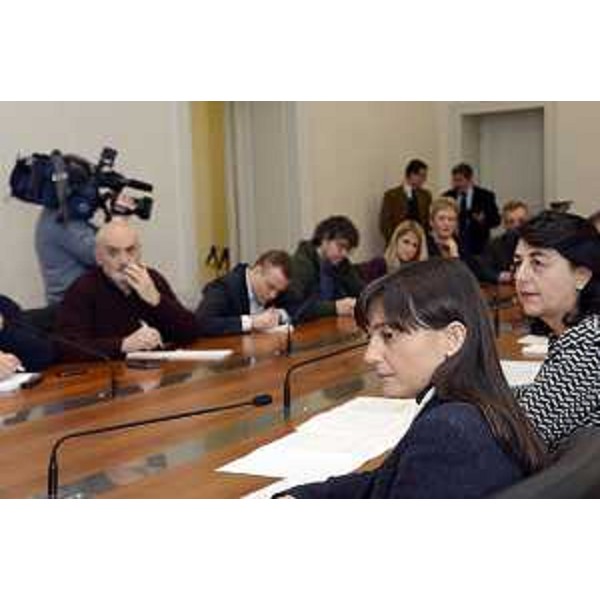 Debora Serracchiani (Presidente Regione Friuli Venezia Giulia) e Mariagrazia Santoro (Assessore regionale Lavori pubblici ed Edilizia) alla conferenza stampa sulla sottoscrizione di quote per 8 milioni di euro del Fondo Housing Sociale (HS) FVG, gestito da Finint, Società di Gestione del Risparmio (SGR) autorizzata dalla Banca d'Italia - Trieste 15/12/2015