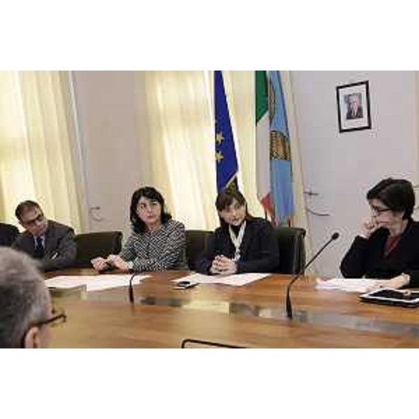 Ugo Debernardi (Amministratore delegato Finint), Mariagrazia Santoro (Assessore regionale Lavori pubblici ed Edilizia), Debora Serracchiani (Presidente Regione Friuli Venezia Giulia) e Paola Delmonte (Cassa Depositi e Prestiti / CDP Investimenti SGR) alla conferenza stampa sulla sottoscrizione di quote per 8 milioni di euro del Fondo Housing Sociale (HS) FVG, gestito da Finint, Società di Gestione del Risparmio (SGR) autorizzata dalla Banca d'Italia - Trieste 15/12/2015