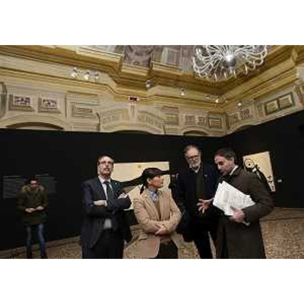 Gianni Torrenti (Assessore regionale Cultura, Sport e Solidarietà), Debora Serracchiani (Presidente Regione Friuli Venezia Giulia), Piero Colussi (Sovrintendente Villa Manin) e Marco Minuz (Curatore) durante la visita alla mostra "Joan Miró a Villa Manin. Soli di notte" - Villa Manin di Passariano (Codroipo) 22/12/2015