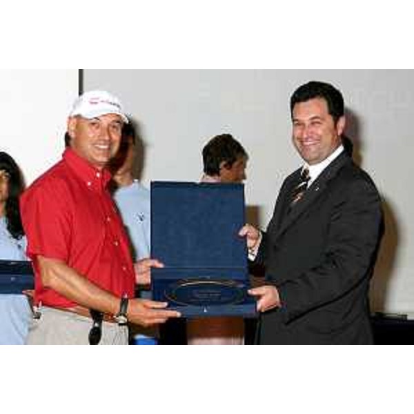 Franco Iacop (Assessore regionale per le relazioni internazionali, comunitarie e autonomie locali) consegna il premio " Aquile dello Sport" 2005 ai campioni europei (Grado, 15/06/06)