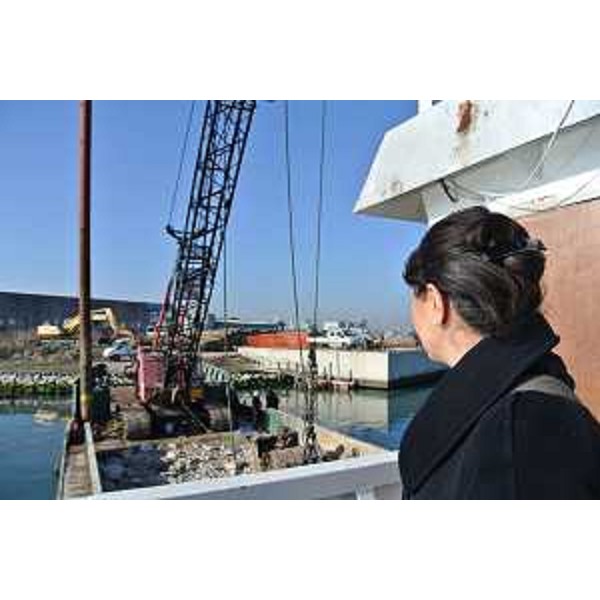 Mariagrazia Santoro (Assessore regionale Infrastrutture) durante il sopralluogo ai lavori di dragaggio del canale navigabile dello scalo commerciale di Porto Magreth, nella Zona Industriale dell'Aussa Corno (ZIAC) - 19/12/2015 San Giorgio di Nogaro