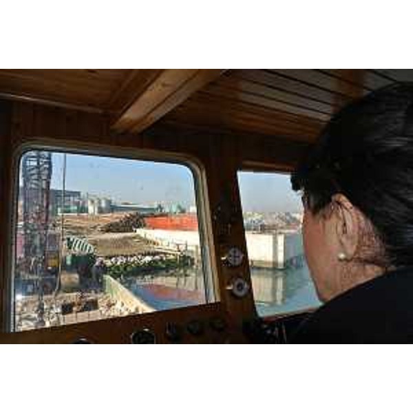 Mariagrazia Santoro (Assessore regionale Infrastrutture) durante il sopralluogo ai lavori di dragaggio del canale navigabile dello scalo commerciale di Porto Magreth, nella Zona Industriale dell'Aussa Corno (ZIAC) - 19/12/2015 San Giorgio di Nogaro