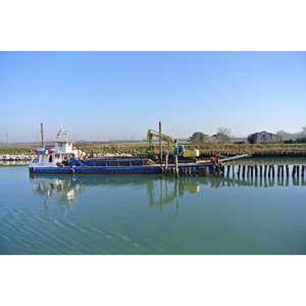 Pontone per la movimentazione e la posa in opera di scogliere e pali in legno per i lavori di dragaggio del canale navigabile dello scalo commerciale di Porto Magreth, nella Zona Industriale dell'Aussa Corno (ZIAC) - 19/12/2015 San Giorgio di Nogaro